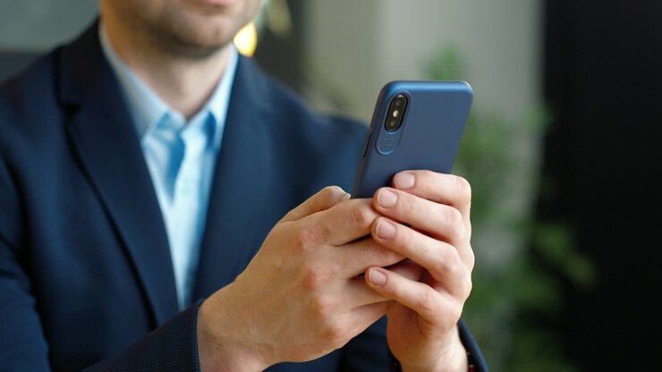 Primo piano di uno smartphone nelle mani di un uomo d'affari