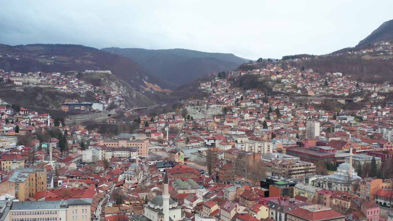 Thành phố Sarajevo thuộc dãy núi Dinaric Alps, thủ đô của Bosnia và Herzegovina, góc nhìn từ trên cao 4K.