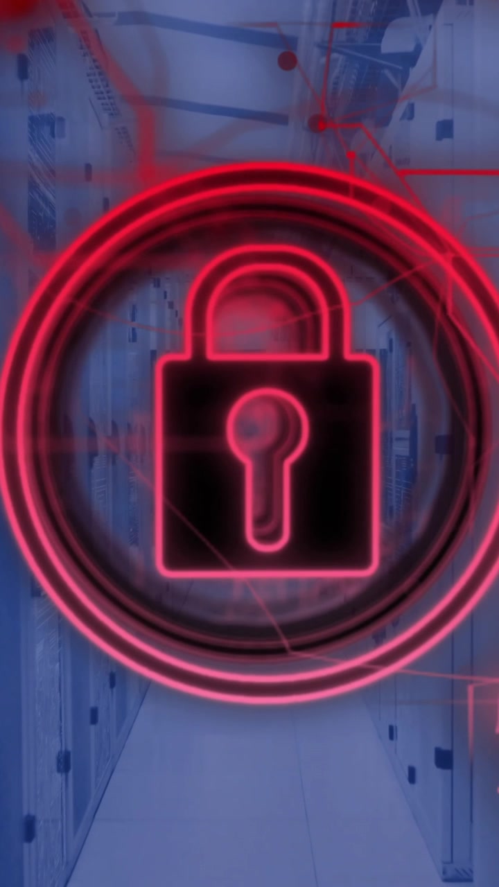 Animación de un icono de candado y procesamiento de datos sobre servidores informáticos.