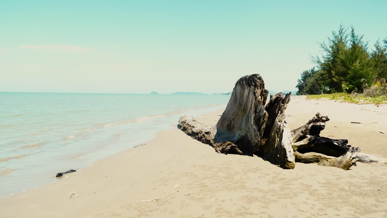Lok Kawi Beach The Beach Sits Near Residentail Zone,With Its Shoreline Sea,Beds,Good For Casual Beach Time,During Sunset,With White Sandy Beach,Blue Sea Facing Few Island To The South China Sea