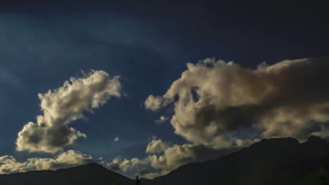 parte 1 de 2 secuencia dramática de lapso de tiempo de una luna llena moviéndose por el cielo sobre el pico de una alta montaña