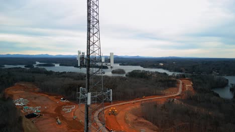 disparo aéreo volando hacia la torre de teléfono celular en la naturaleza