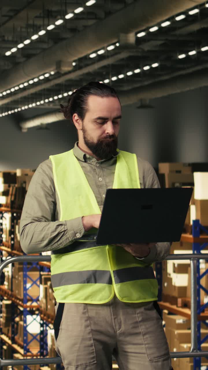 Video verticale. Personale della logistica che lavora in magazzino con laptop per distribuzione e spedizioni.
