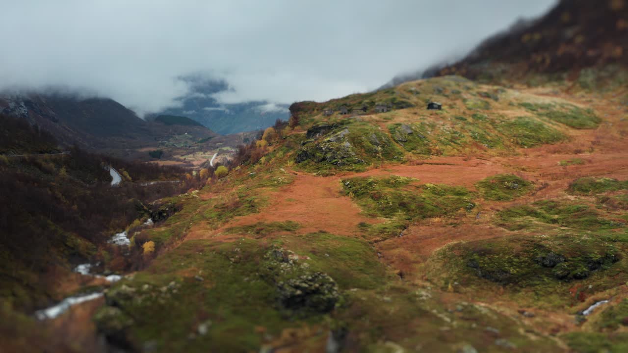 vista aérea de la granja kvanndalsetra en el valle de kvanndalen sobre el fiordo de geiranger