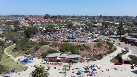 toma aérea sobre la ciudad costera de encinitas en verano en la costa oeste de américa