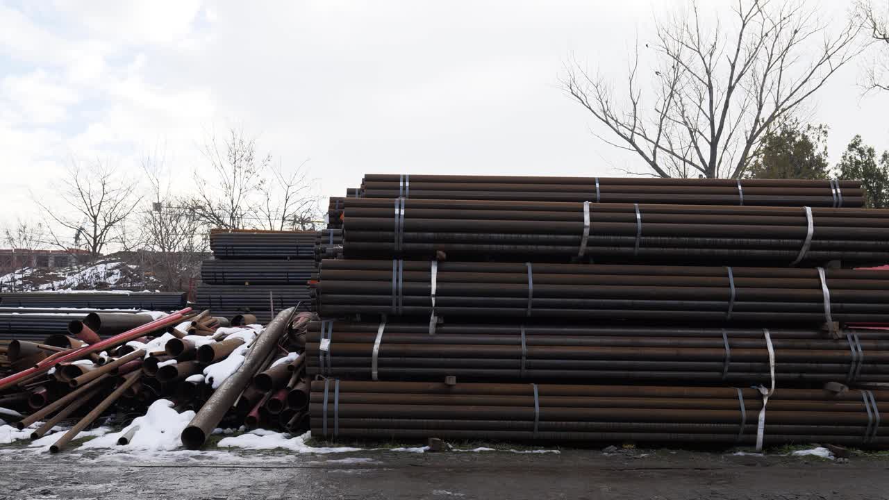 둥근 금속 완성 제품 창고 밖에서 누워있는 녹은 파이프 근처에
