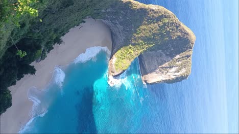 Impresionante-Playa-De-Diamantes-Ubicada-Al-Pie-De-Un-Acantilado-En-El-Extremo-Oriental-De-La-Isla-Nusa-Penida_disparo-Vertical