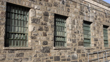 ventanas enrejadas y arquitectura institucional en la penitenciaría del estado del este.