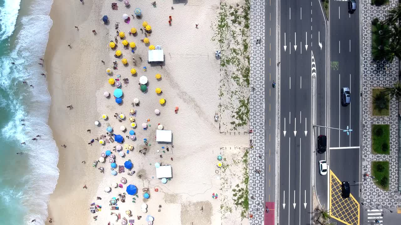 브라질 리오데자네이로에 있는 이파네마 해변의 공중 풍경, 그 상징적인 해안선, 활기찬 분위기, 그리고 morro dos irmãos의 풍경, 이 지역의 자연의 아름다움을 강조합니다.