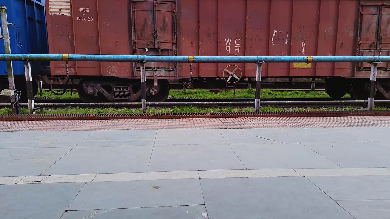 2022년 5월 22일 카마캬 기차역 아삼 인도에서 평면 각도 비디오에서 저녁에 궤도를 달리는 고립된 철도 화물 운반선