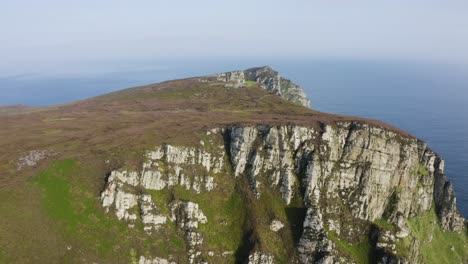 Aerial-view-of-the-mountains-at-Horn-Head-as-the-camera-tilts-down-slowly