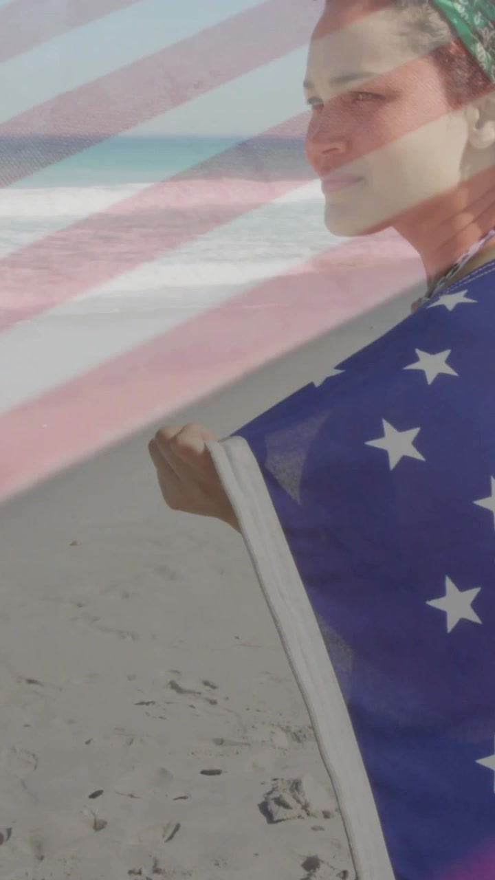 Donna che cammina sulla spiaggia, avvolta nella bandiera americana con animazione dei colori della bandiera