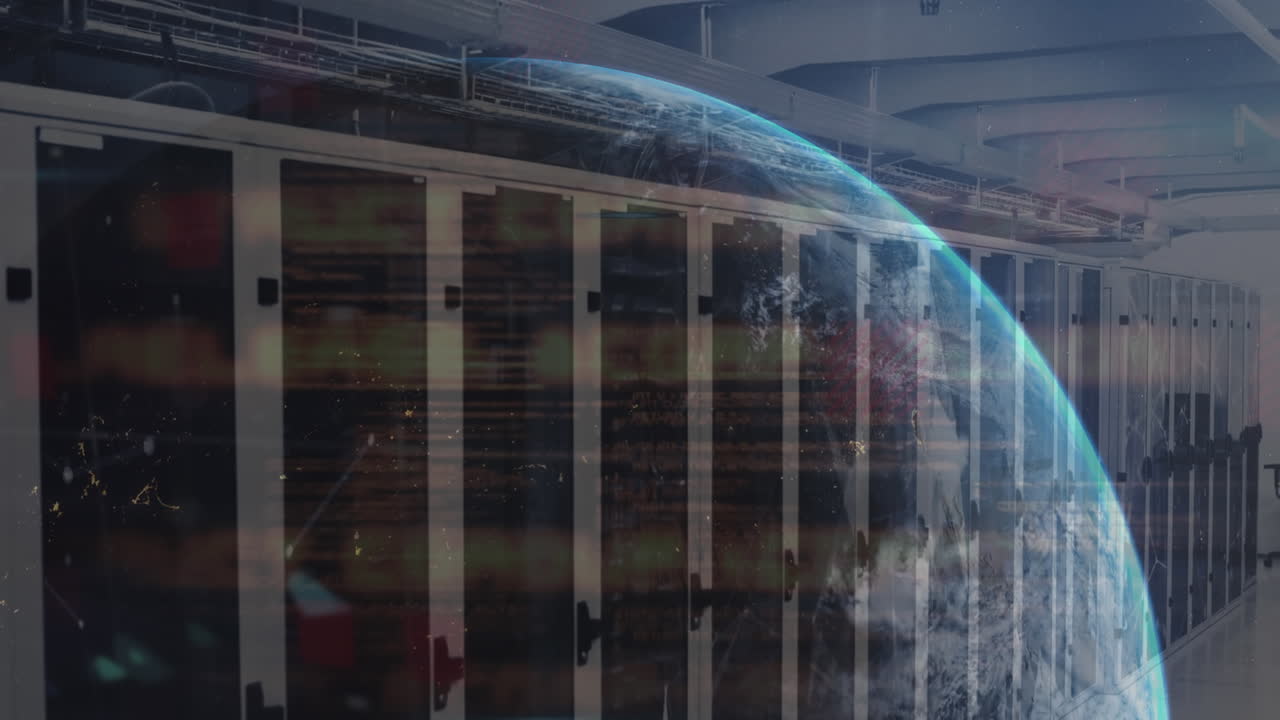 animazione di reti globe, di elaborazione dei dati e di plexus contro la sala server dei computer