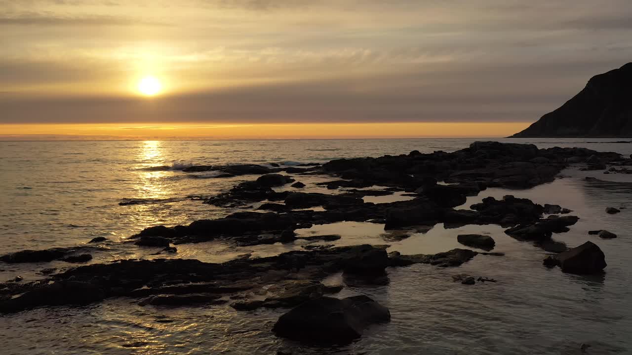 vista aérea de una hermosa puesta de sol sobre el mar. playa del archipiélago de lofoten, noruega.