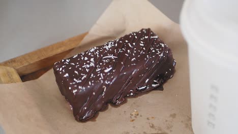 close up de una barra de coco cubierta de chocolate