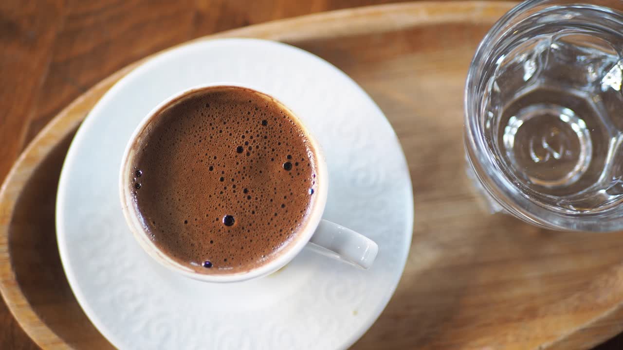 café turco y agua