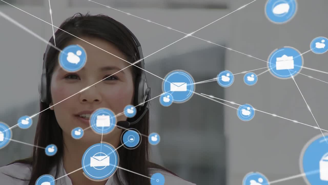 animación de una red de conexiones e iconos sobre una mujer de negocios con auriculares