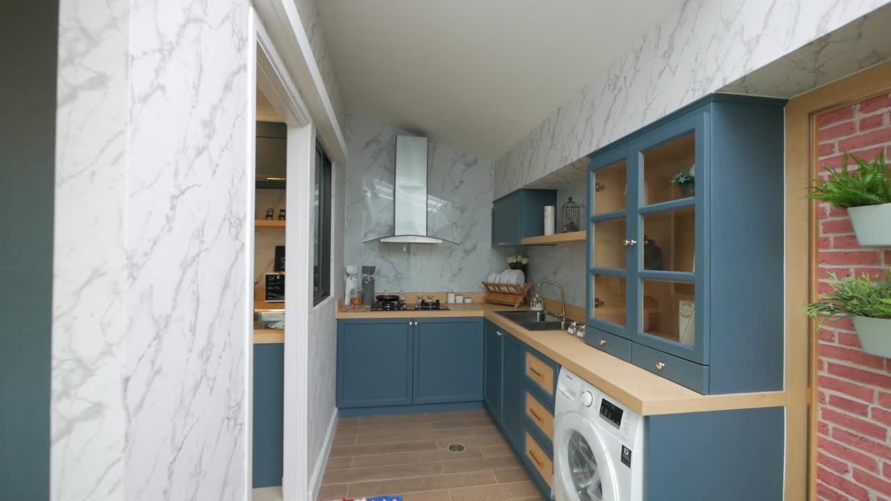 대리석과 벽돌로 된 귀엽고 트렌디한 주방과 식료품 저장실 장식