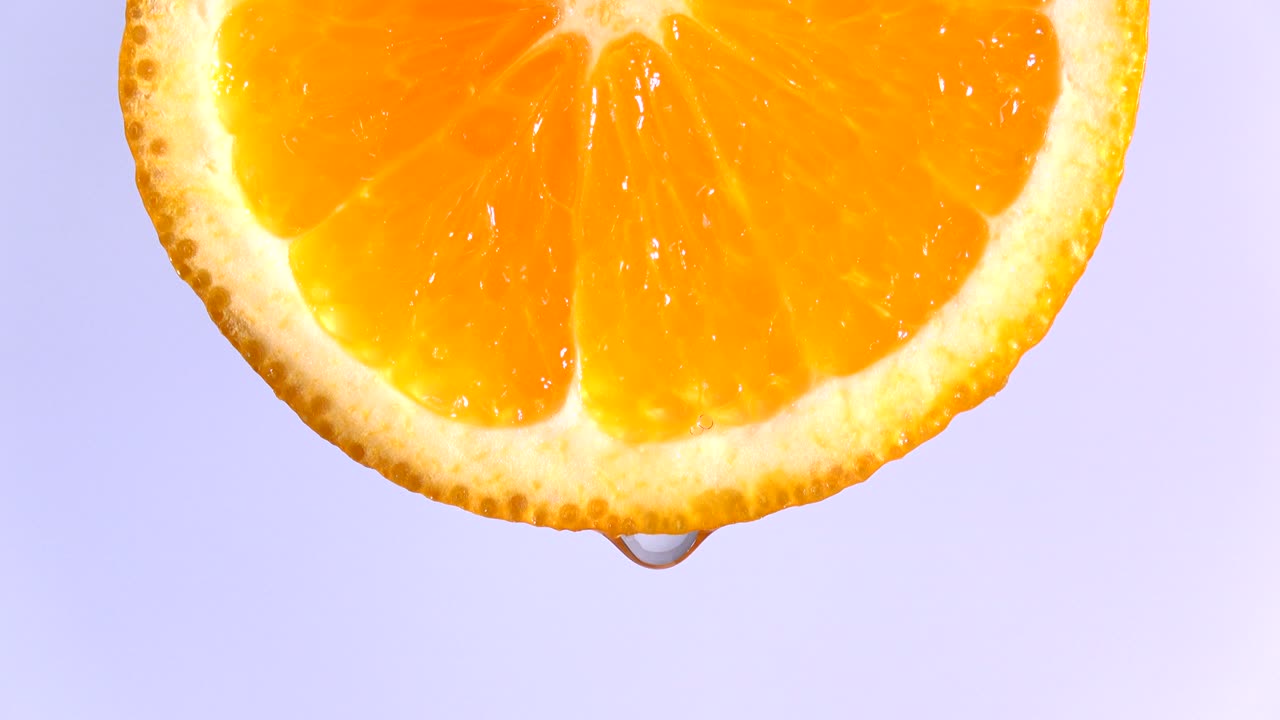 오렌지 조각에 물이나 기름을 떨어뜨리는 식단과 건강한 음식에 대한 과일