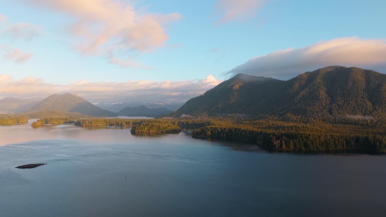 tomada de drone de tofino en la isla de vancouver que muestra colores de otoño, costa escarpada y olas del océano en una vista aérea panorámica.