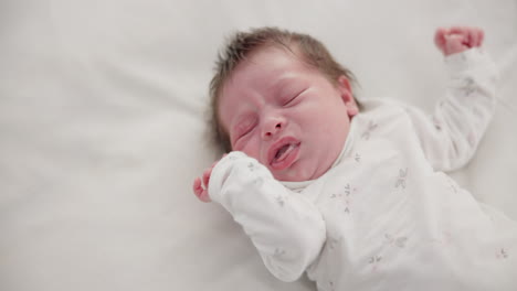 Neugeborenes,-Gesicht-Und-Schlafen-Mit-Traum-Auf-Dem-Bett
