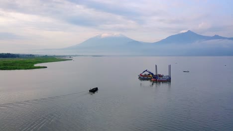 Traditionelles-Fischerboot-Und-Baggerboot-Auf-Dem-See