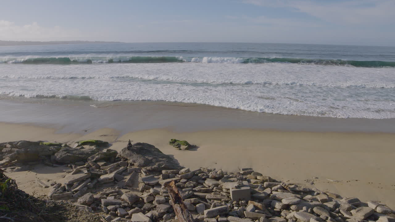 toma en cámara lenta de un día soleado en una playa vacía del estado del puerto deportivo de california de la bahía de monterey