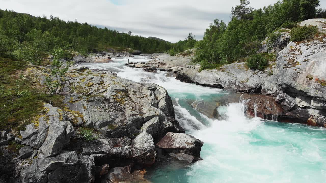 Bellissimo fiume selvaggio, ripreso in Norvegia con DJI Mavic Air.