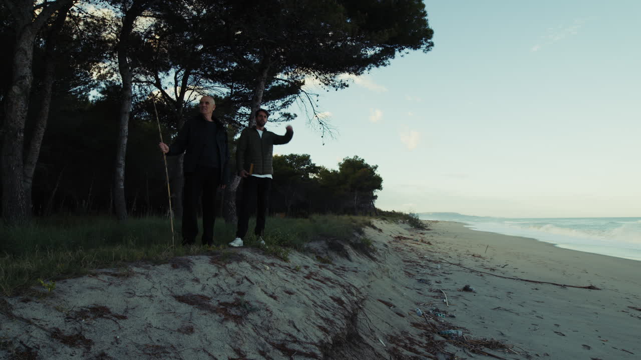 Due persone dalla spiaggia per ammirare il panorama del primo mattino