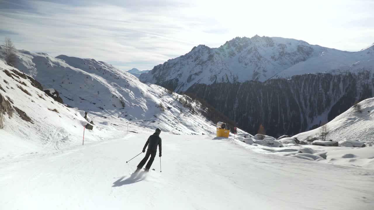 Sciatore che esegue curve lente su un pendio bianco e immacolato nelle Alpi austriache