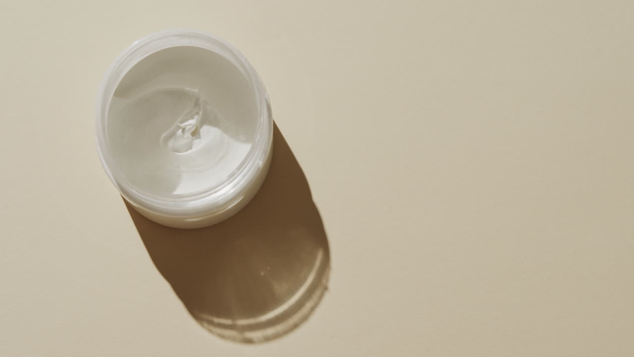 высокоугольный вид кремовой ванны с копировальным пространством на белом фоне