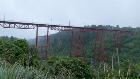 Vista-Espectacular-Del-Histórico-Viaducto-De-Makatote,-Una-Maravilla-De-La-Ingeniería-En-Medio-De-Una-Belleza-Natural-Impresionante.