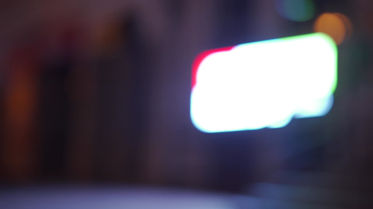 iluminación en la calle por la noche, luces de la ciudad de bokeh desenfocadas.