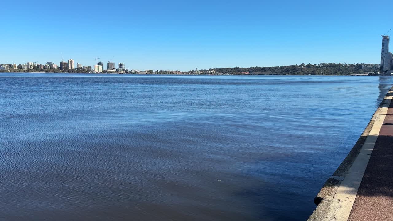 리버사이드 도로를 내려다보며 스완 강을 가로질러 엘리자베스 케이, 킹스 파크, 사우스 퍼스 포어쇼어