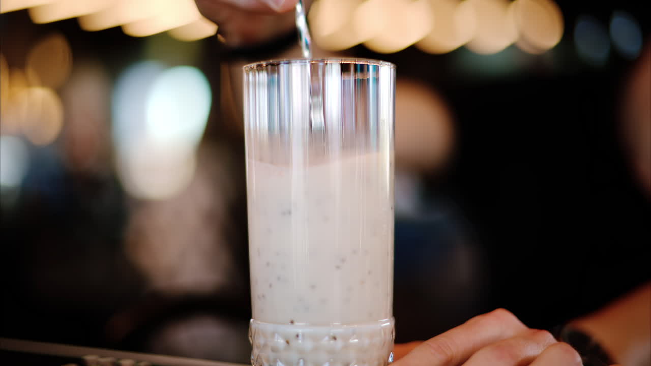 Bir adam içeceğe chia tohumlu puding koyuyor ve karıştırıyor
