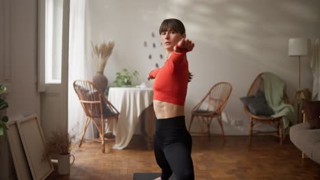 mujer haciendo yoga en casa