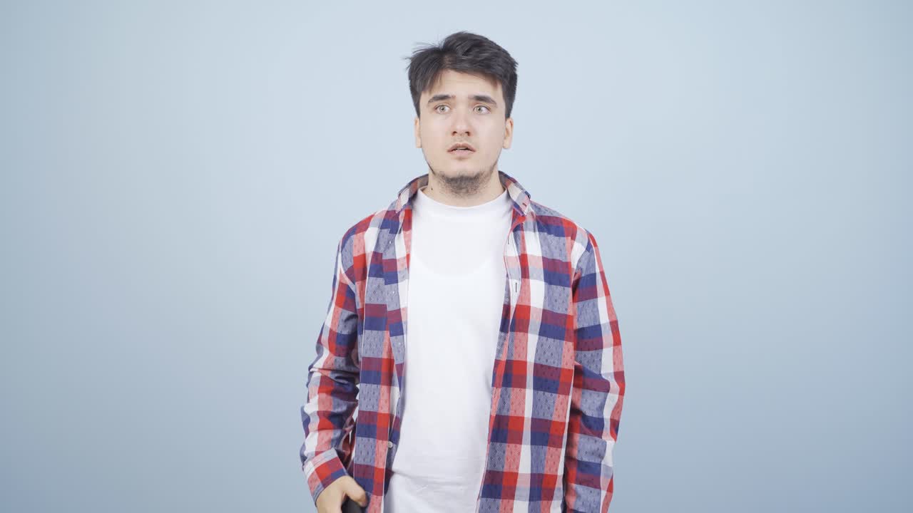 전화로 나쁜 소식을 듣는 사람은 화를 내죠.