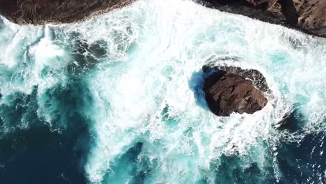 Luftdrohnenaufnahme-Der-Lage-Der-Spitting-Cave-In-Honolulu,-Hawaii-9