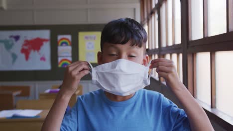 Junge-Trägt-Gesichtsmaske-In-Der-Klasse-In-Der-Schule