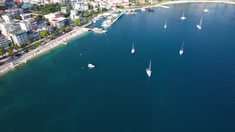 Sueños-De-Navegación-En-Saranda:-Yates-Anclados-En-La-Bahía,-Creando-Una-Hermosa-Vista-Costera,-Invitando-A-Los-Vacacionistas-A-Abrazar-El-Verano-Junto-Al-Mar.