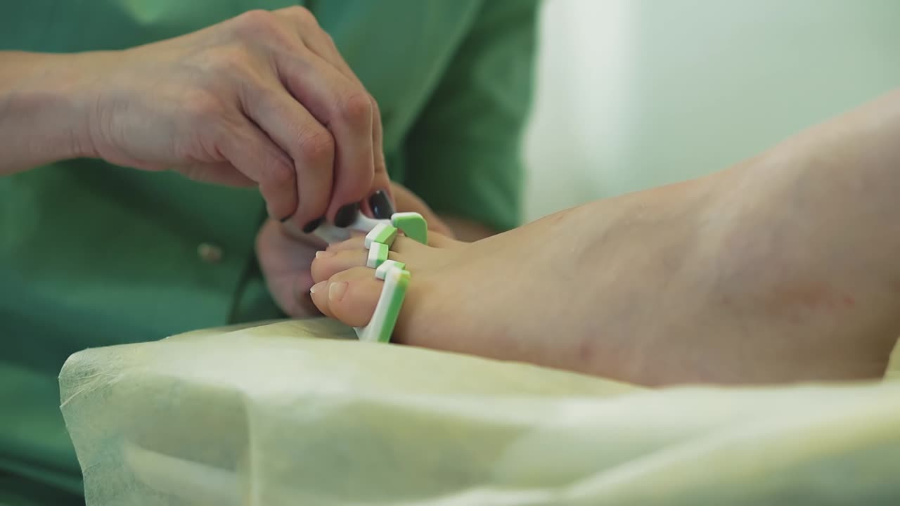 una chica bonita se sienta en una silla