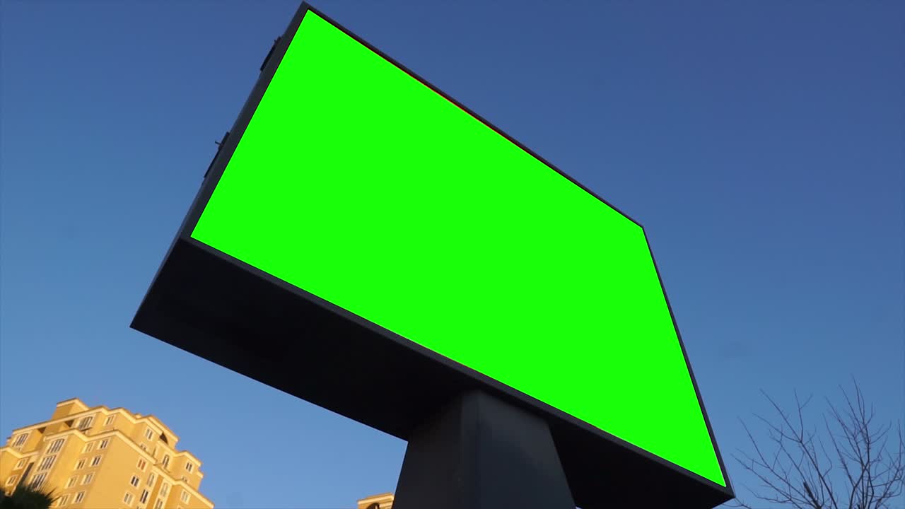cartel de pantalla verde en la vida urbana, la ciudad. panel de publicidad en blanco, banner para el marketing. clave de croma signo vacío.