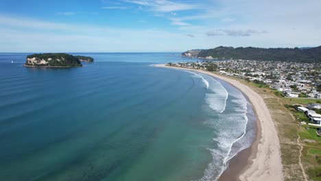 Paisaje-Tranquilo-Del-Océano-En-La-Playa-De-Whangamata,-Península-De-Coromandel,-Nueva-Zelanda---Toma-Aérea