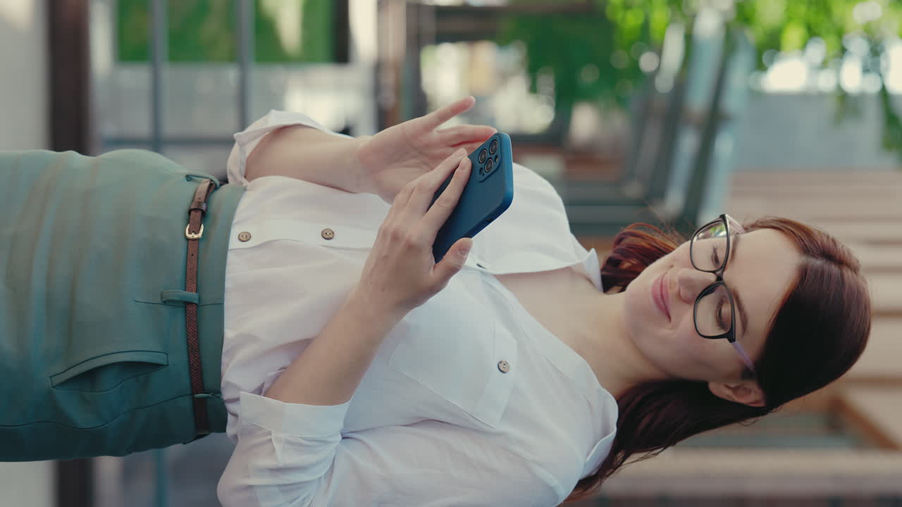 야외에서 스마트폰을 사용하는 여성