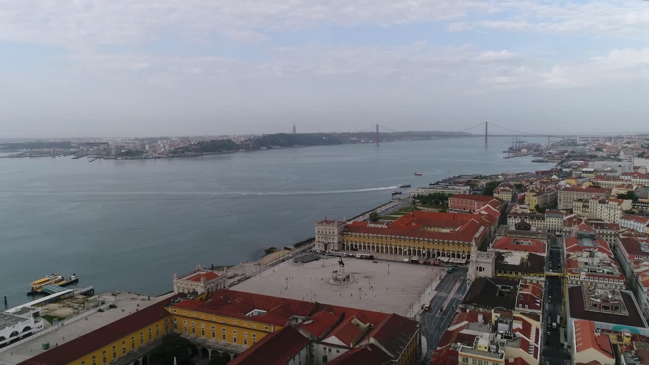 Vista aerea su Piazza del Commercio a Lisbona, chiamata Praça do Comércio, la piazza centrale del mercato.