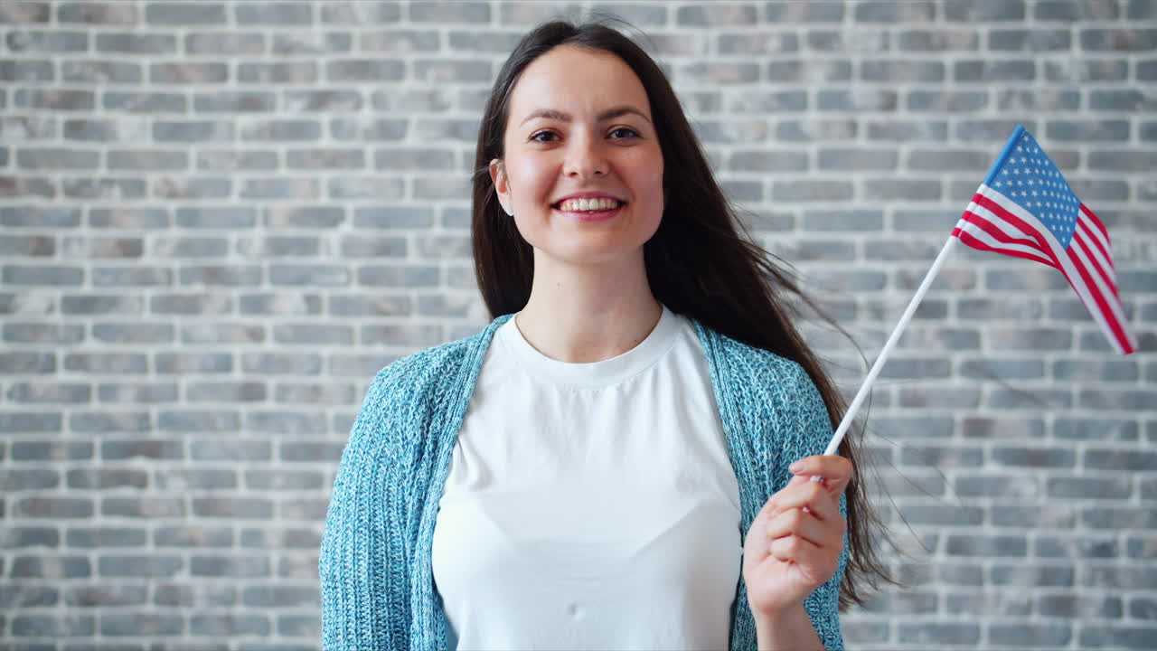 mujer sosteniendo bandera estadounidense