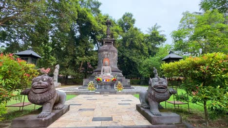 Estatua-De-Buda-En-El-Monasterio-De-Mendut,-Vista-Hacia-Adelante-En-Plataforma-Rodante