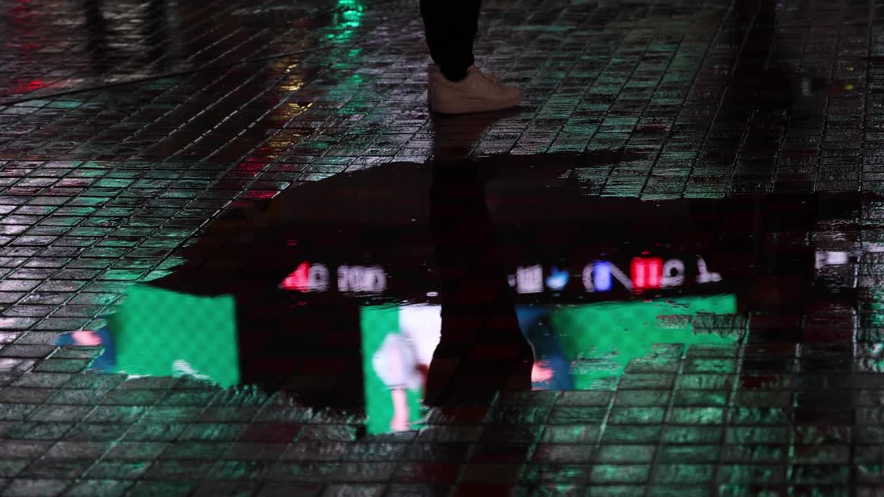charco en la calle de la ciudad en shinjuku por la noche día lluvioso de mano
