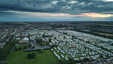 las imágenes del atardecer capturan el encanto costero de skegness: parque de vacaciones, playa, caravanas y mar panorámico