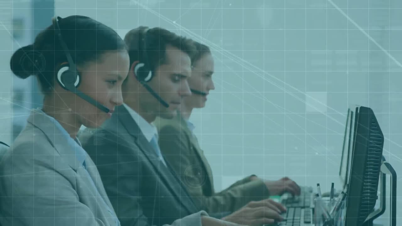 animación del procesamiento de datos sobre personas de negocios que usan auriculares telefónicos